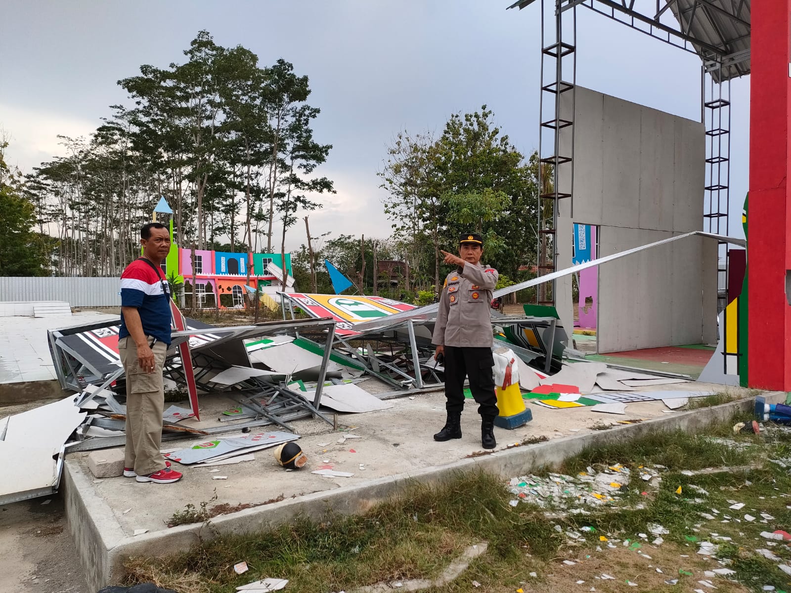 LULUH LANTAK: Personel Polsek Rejotangan saat mengecek area Asia Eropa Park di Desa Buntaran, Kecamatan Rejotangan yang terhempas angin puting beliung pada Rabu (3/1) siang. (Polsek Rejotangan)