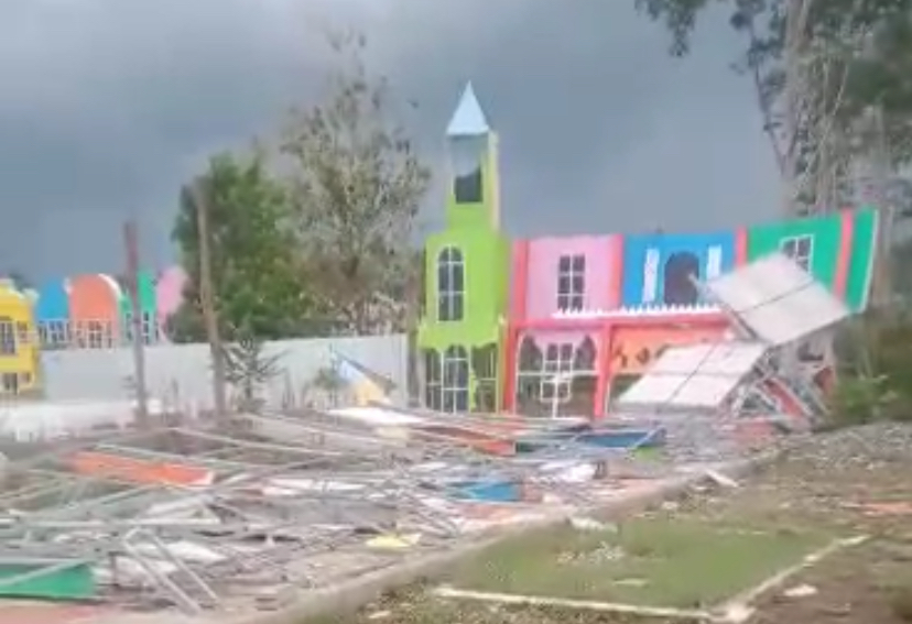 RUSAK: Tangkapan layar video warga yang menunjukkan dampak angin puting beliung di Asia Eropa Park, Desa Buntaran, Kecamatan Rejotangan pada Rabu (3/1).