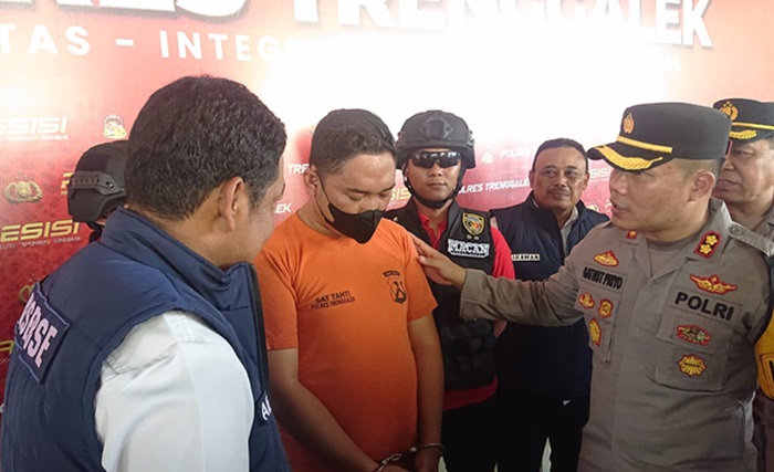 JANGAN MUDAH PERCAYA : Polisi menunjukan Dhiemas Febri Anandi, pelaku penipuan seorang gadis asal Kecamatan Panggul dengan mengaku sebagai anggota BSSN.