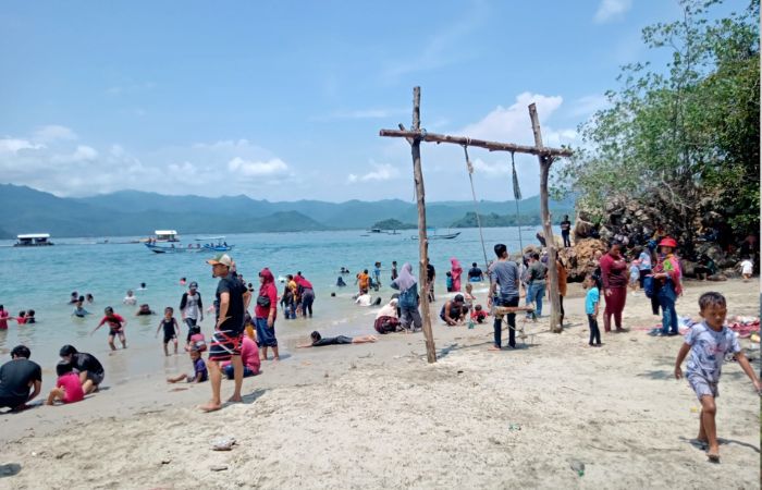 Suasana pantai mutiara saat libur nataru