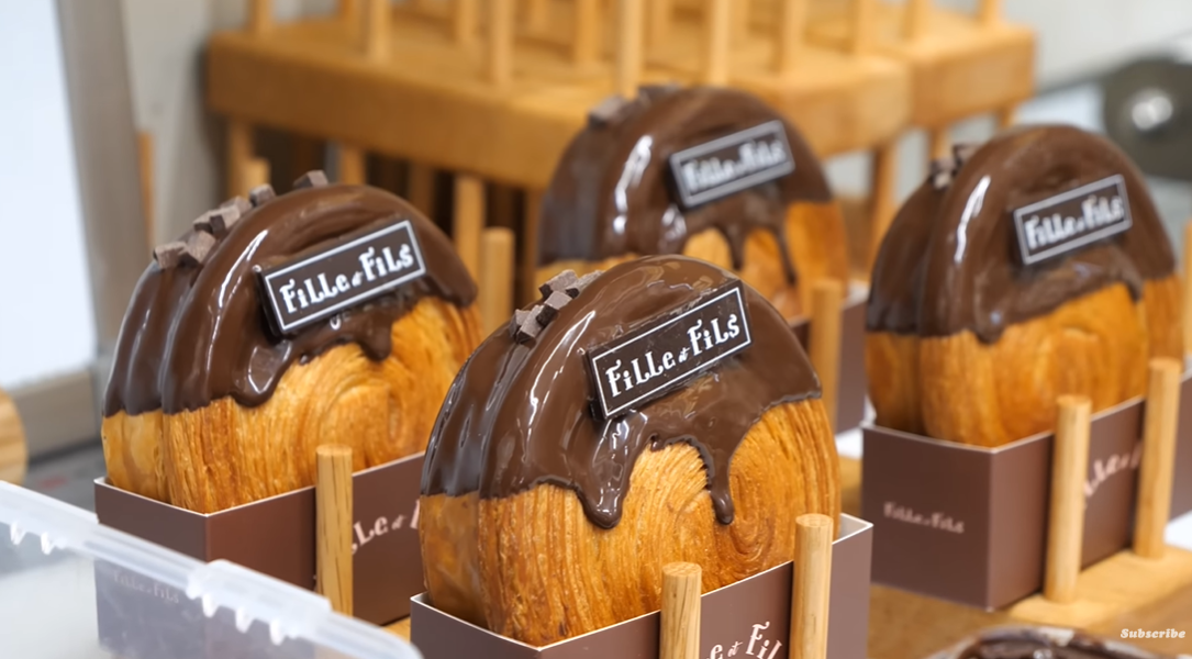 MENGGIURKAN: Penampakan Cromboloni, hidangan fusion yang viral dengan topping cokelat. Simak resepnya.