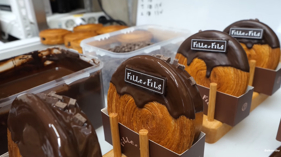 NIKMAT: Varian rasa cokelat Cromboloni paling laris karena banyak tersedia di sejumlah toko-toko kue.