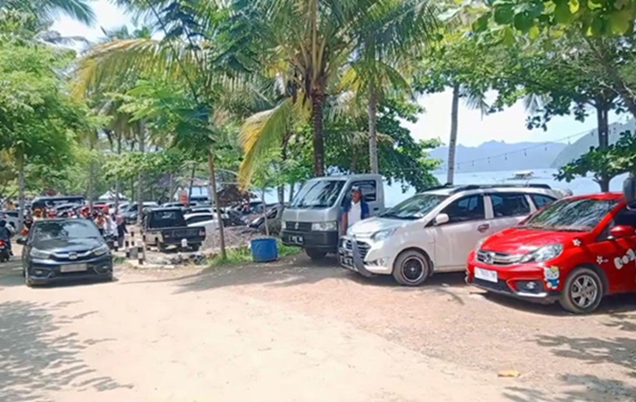 Kepadatan kendaraan di Pantai Mutiara
