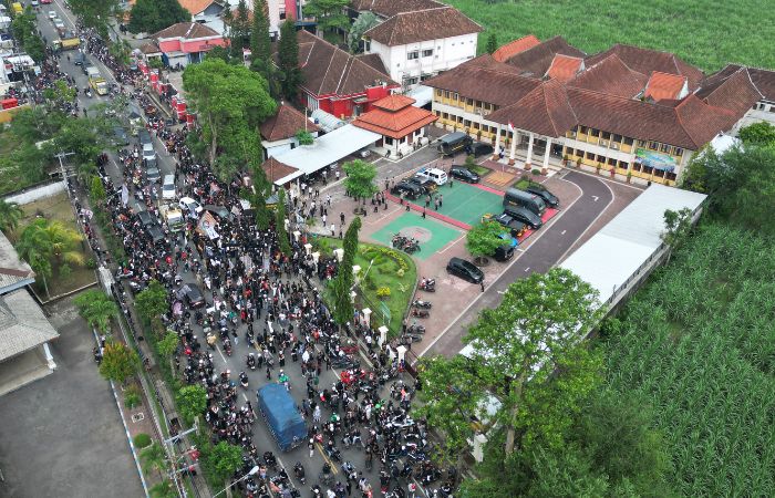 Arus lalu lintas alami kemacetan saat para pesilat memadati depan Kantor PN Tulungagung, Senin (8/1/2024).