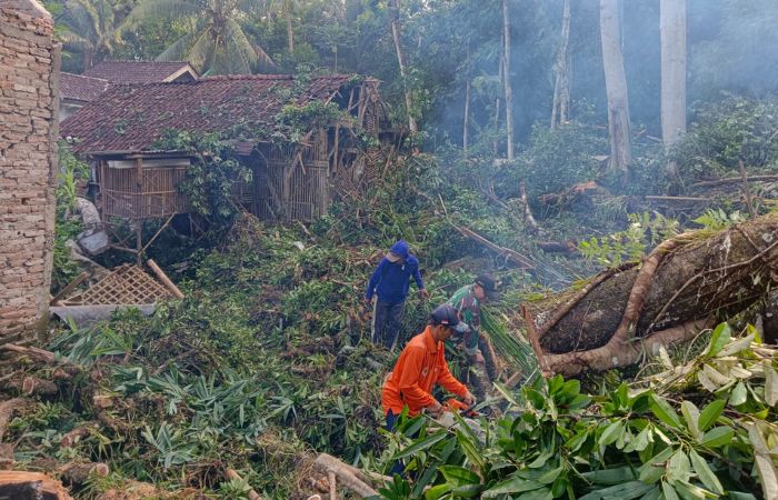 HATI-HATI : Tim dari BPBD, polisi, muspika, dan relawan ketika membersihkan material pohon tumbang yang menimpa rumah di wilayah Desa Senden, Kecamatan Kampak.