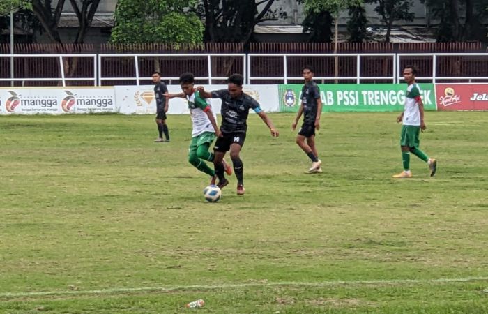 TERUS BERJUANG: Pemain Persiga (putih-hijau) mengelabui pemain Persekam Metro FC Malang untuk menciptakan gol.