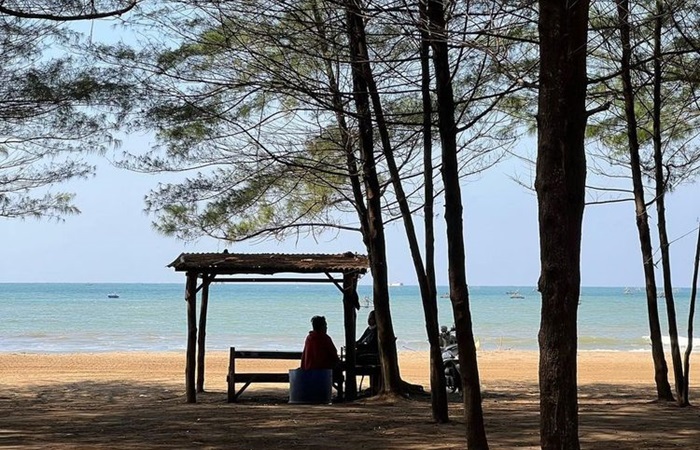 Pemandangan indah dan suasanya nyaman untuk bersantai di Pantai Midodaren Tulungagung