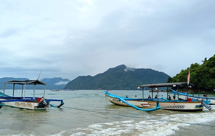 Perahu-perahu nelayan di bibir pantai Karanggongso
