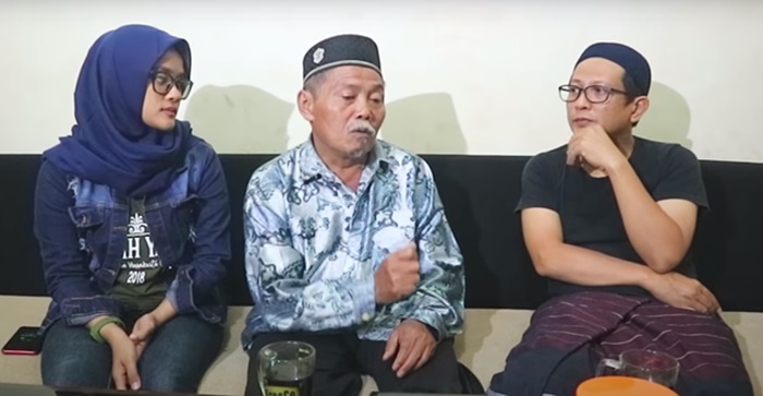 Penjelasan cerita Mbah Kamidi yang menjadi sesepuh desa Pandean mengenai sosok Sinden Sarinten