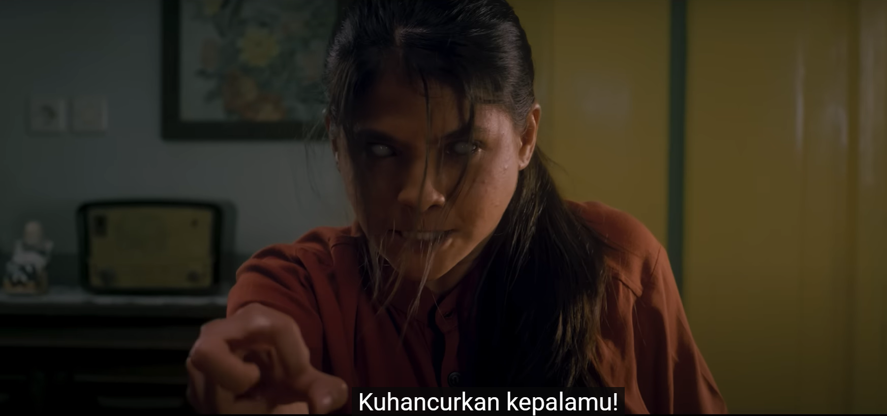 NGERI: Aktris sekaligus penyanyi, Sara Fajira kembali menunjukkan akting memukau melalui film horor, Sinden Gaib.