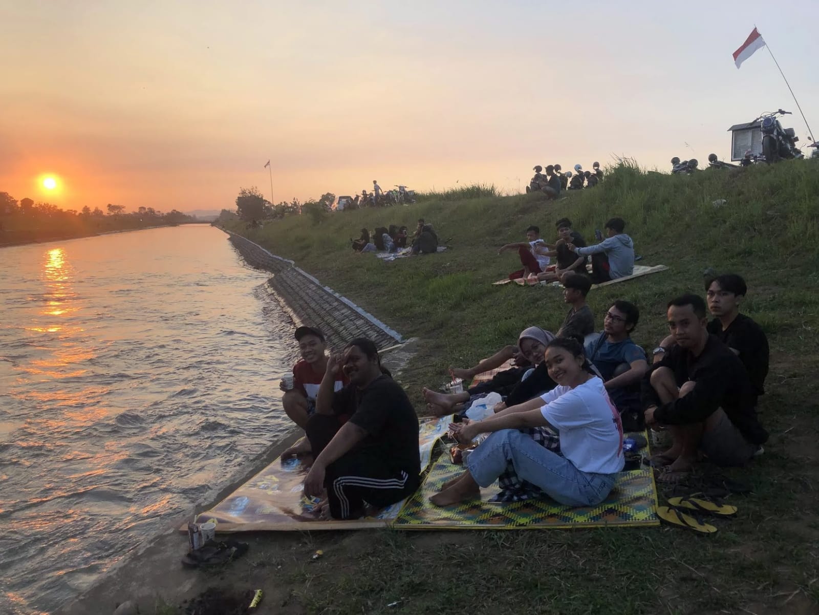 Talang Sungai Lodagung, Kelurahan Kedungbunder, Kecamatan Sutojayan, Blitar jadi spot nongkrong jujukan anak-anak muda.