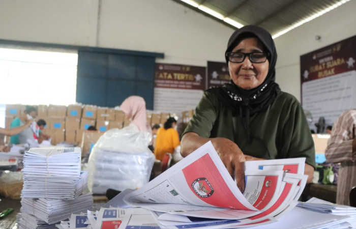 Proses penyortiran surat suara untuk Pemilu 2024 di Kabupaten Tulungagung.