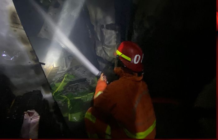 Pemadam kebakaran berusaha menjinakkan api yang melumat pabrik rokok pada dini hari.