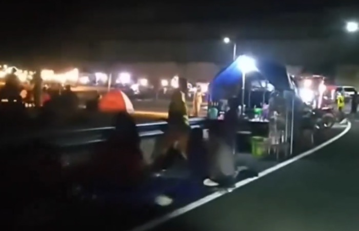 Tangkapan layar yang memperlihatkan sejumlah PKL yang masih berjualan di tepi jalan JLS