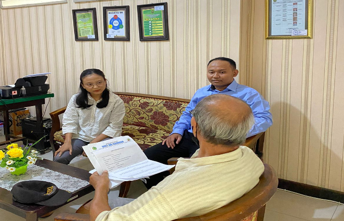 SINERGI: Warga ketika konsultasi hukum di Posbakum Pengadilan di PN Tulungagung.