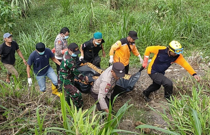 Warga menemukan mayat Mr. X saat hanyut di sungai Brantas, Kecamatan Ngantru, Kabupaten Tulungagung.