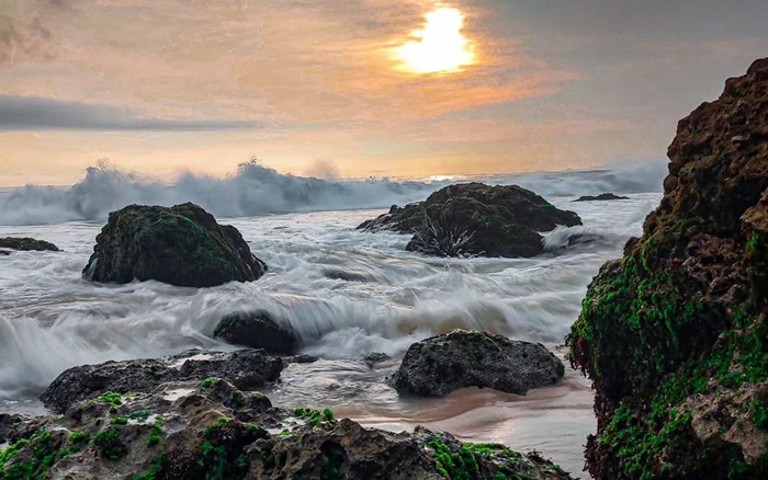 Panorama matahari tenggelam di Pantai Lumbung