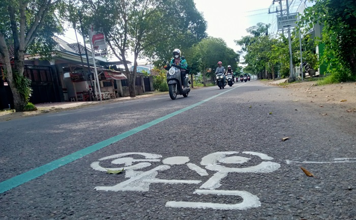BERTAMBAH: Salah satu titik penambahan jalur sepeda yang baru dilakukan oleh Dishub di timur simpang tiga Widowati