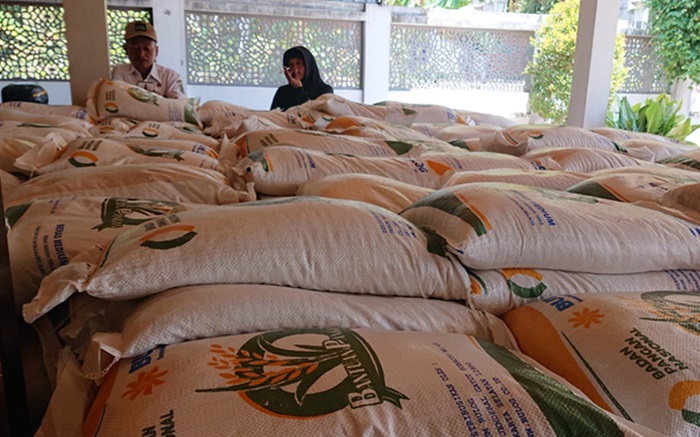 TAK LANGKA : Beras dari Gudang Bulog yang telah diedarkan ke masyarakat beberapa waktu lalu untuk mencegah melambungnya harga.