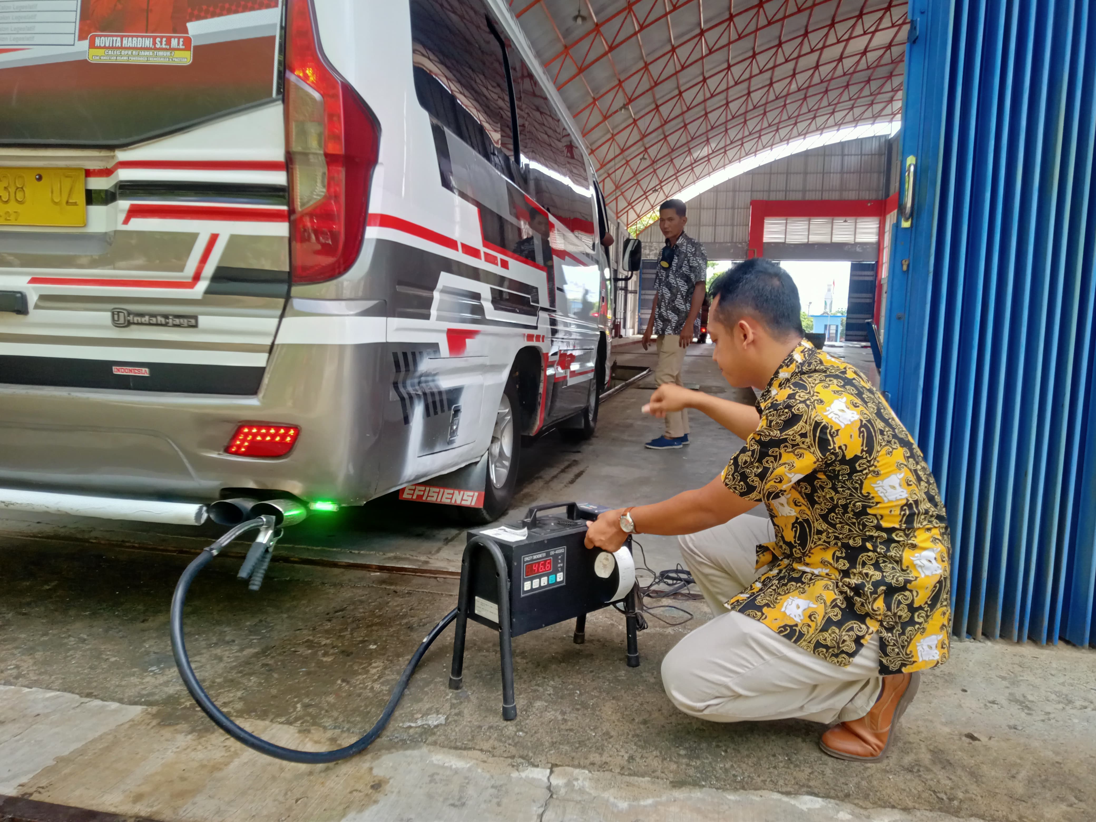 TELITI: Petugas uji kir UPT Pengujian Kendaraan Bermotor Trenggalek memeriksa gas buang kendaraan plat kuning.