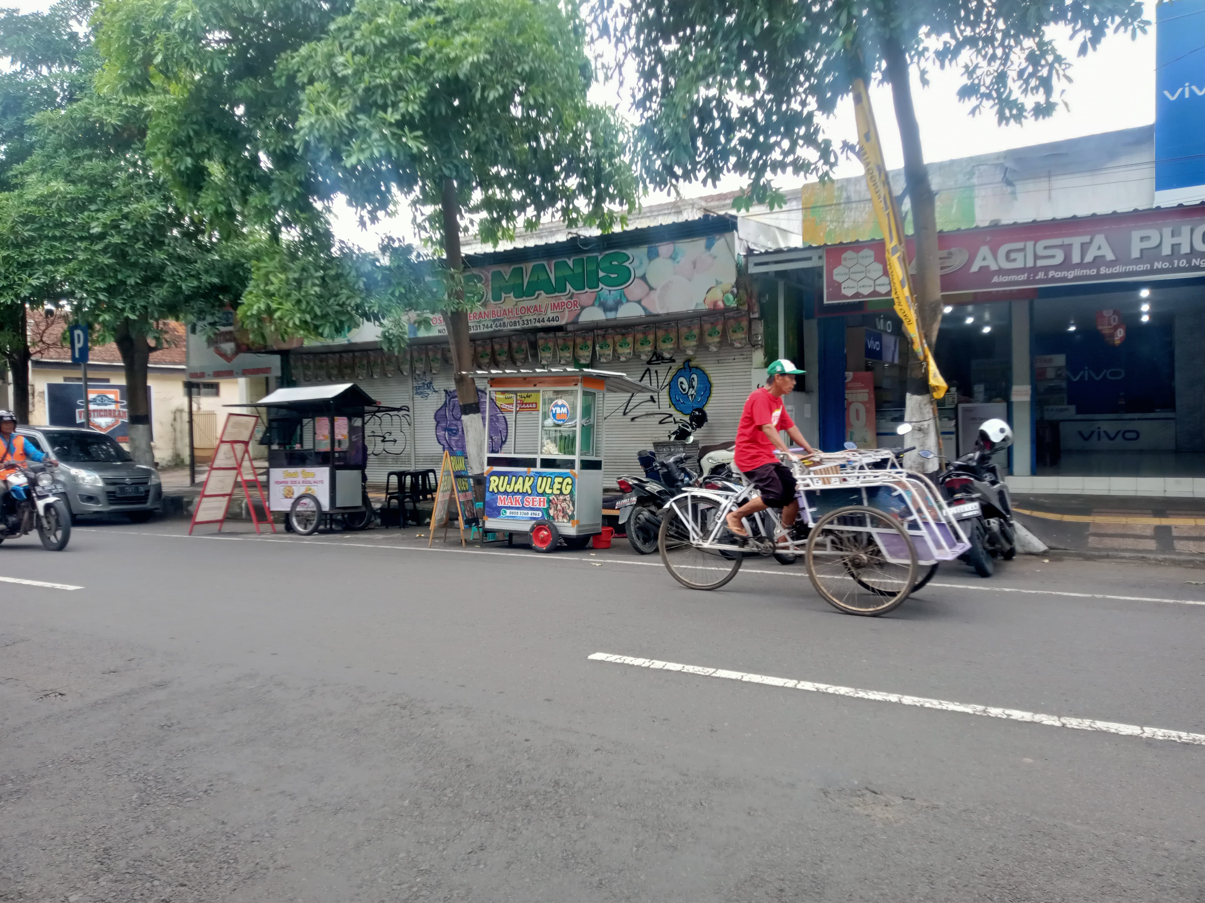 BERJAJAR: Lapak para pedagang kaki lima di sepanjang Jalan Panglima Sudirman disinyalir ganggu lahan parkir.