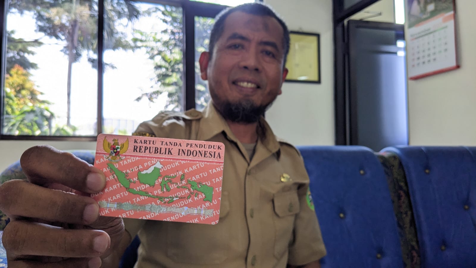 SUDAH BEDA: Kepala Dispendukcapil Trenggalek, Ririn Eko Utoyo menunjukan bentuk KTP-el yang diperuntukan bagi WNA.