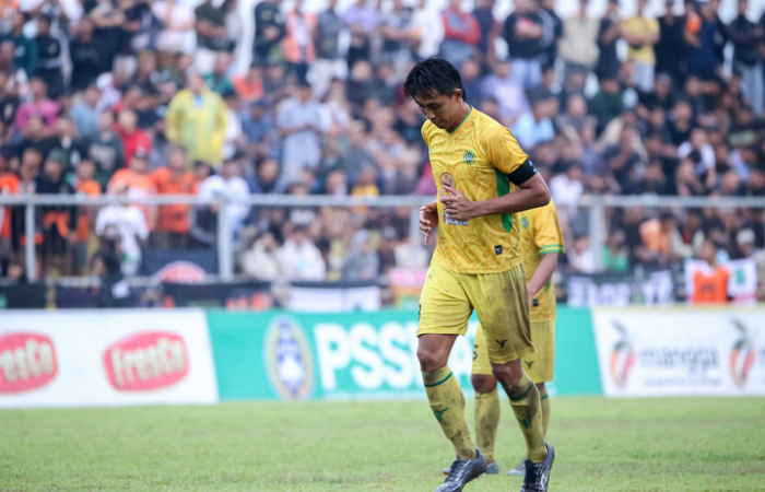 KECEWA: Ekspresi pemain Perseta 1970 Khokok Roni usai timnya ditekuk di matchday pembuka grup LL Liga 3 Jatim.
