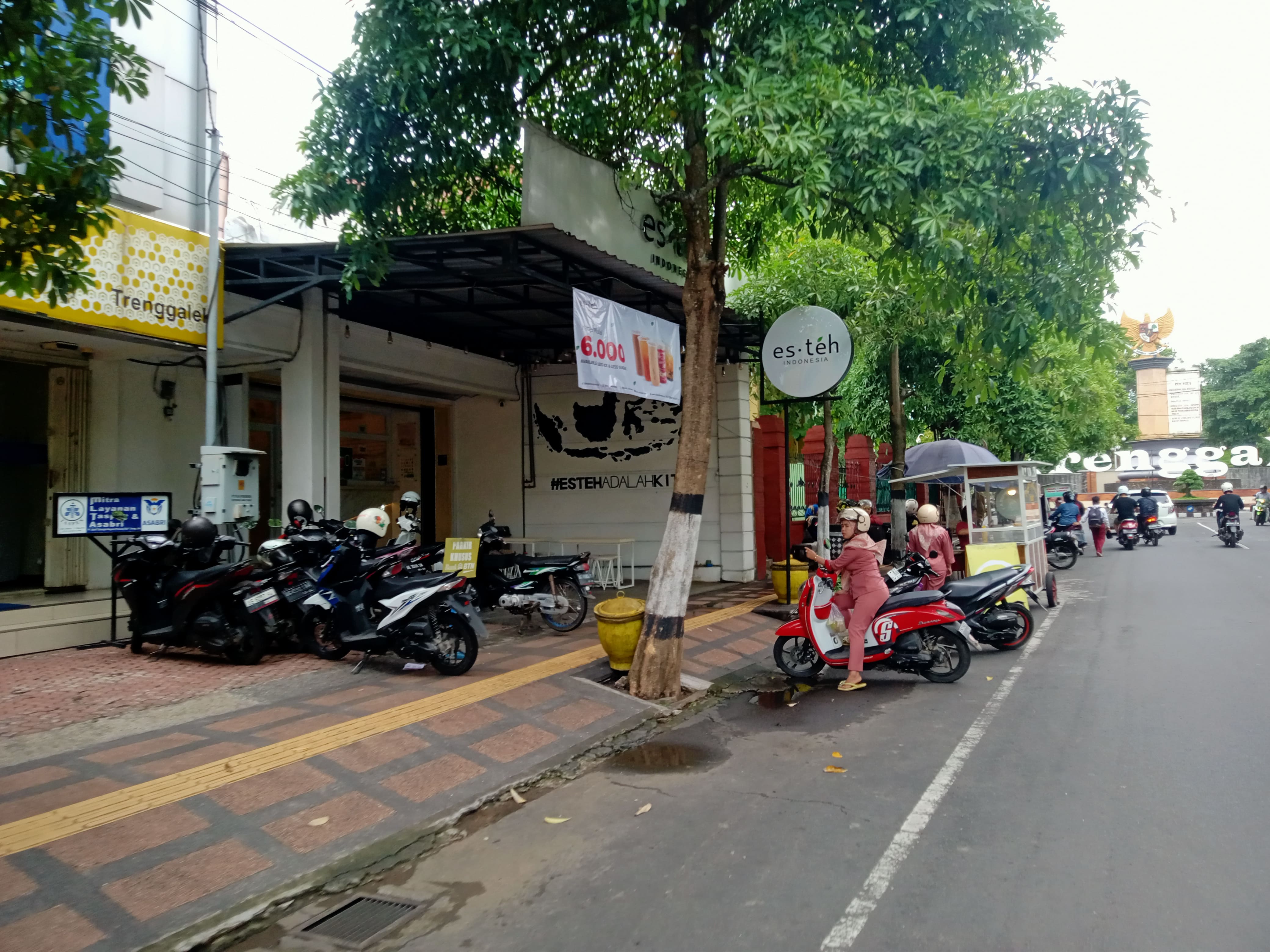 Kawasan Jalan Panglima Sudirman kerap digunakan PKL untuk berdagang.