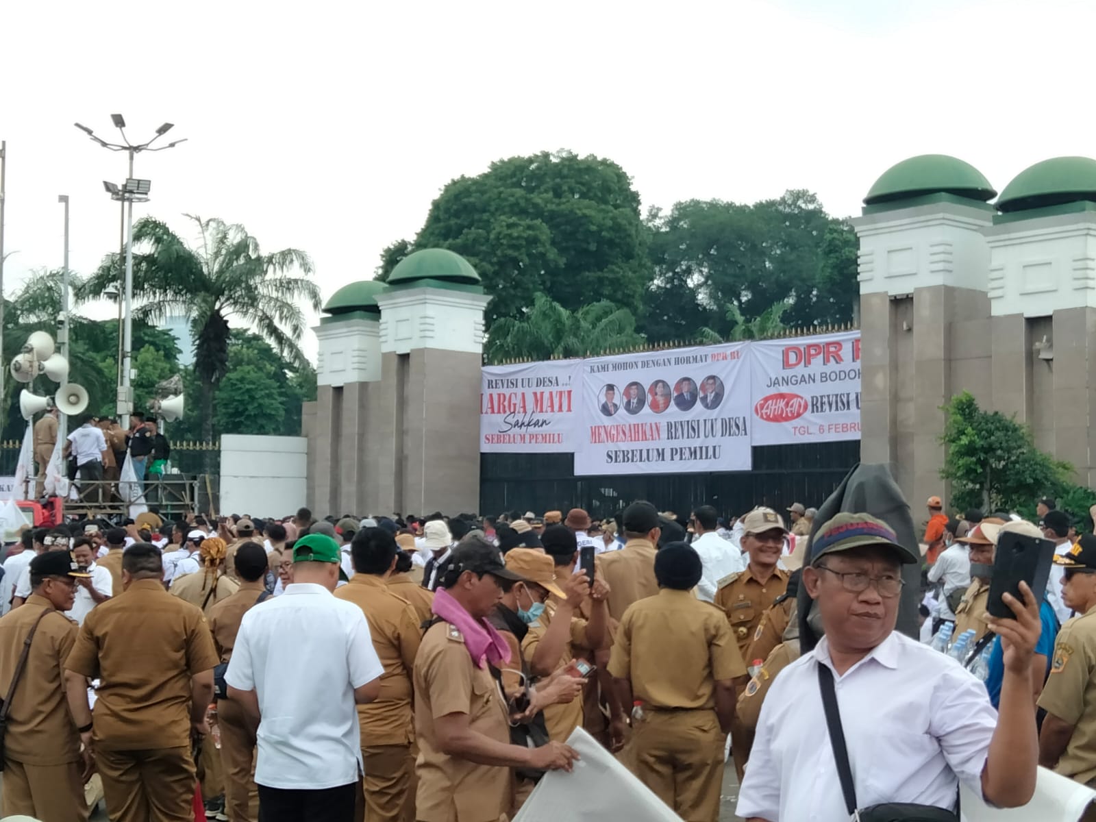 KOMPAK: Ratusan kades menyerukan tindaklanjut RUU Desa, khususnya masa jabatan kades 9 tahun dalam satu periode.