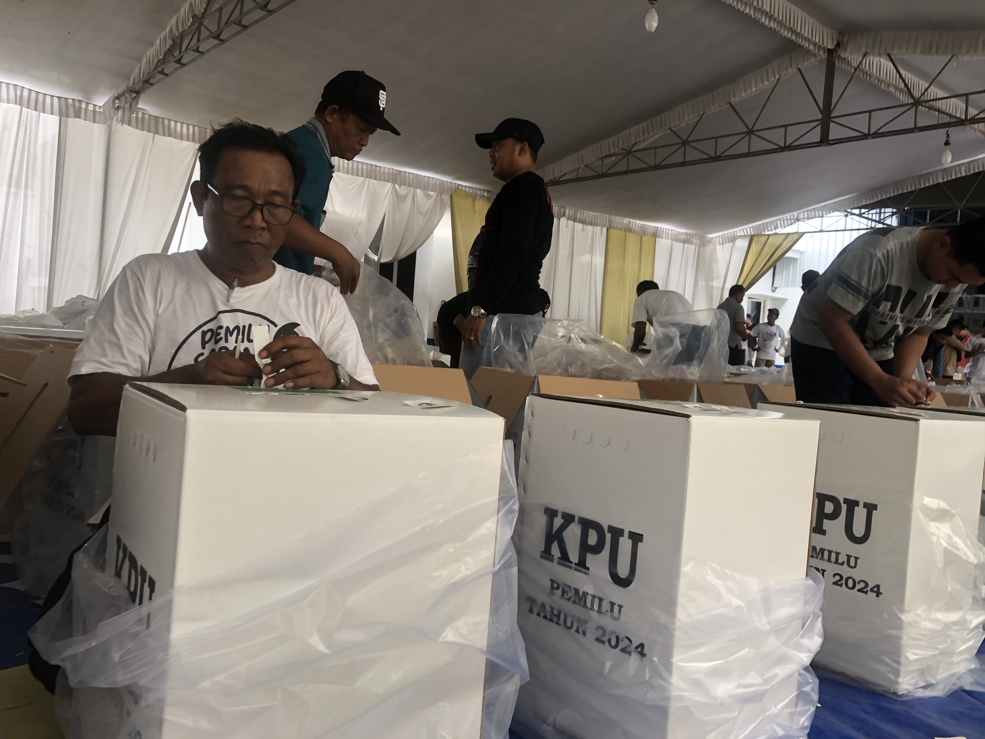 Sejumlah logistik pemilu 2024 masih dalam proses packing sebelum didistribusikan ke 8 kecamatan di Kabupaten Tulungagung.