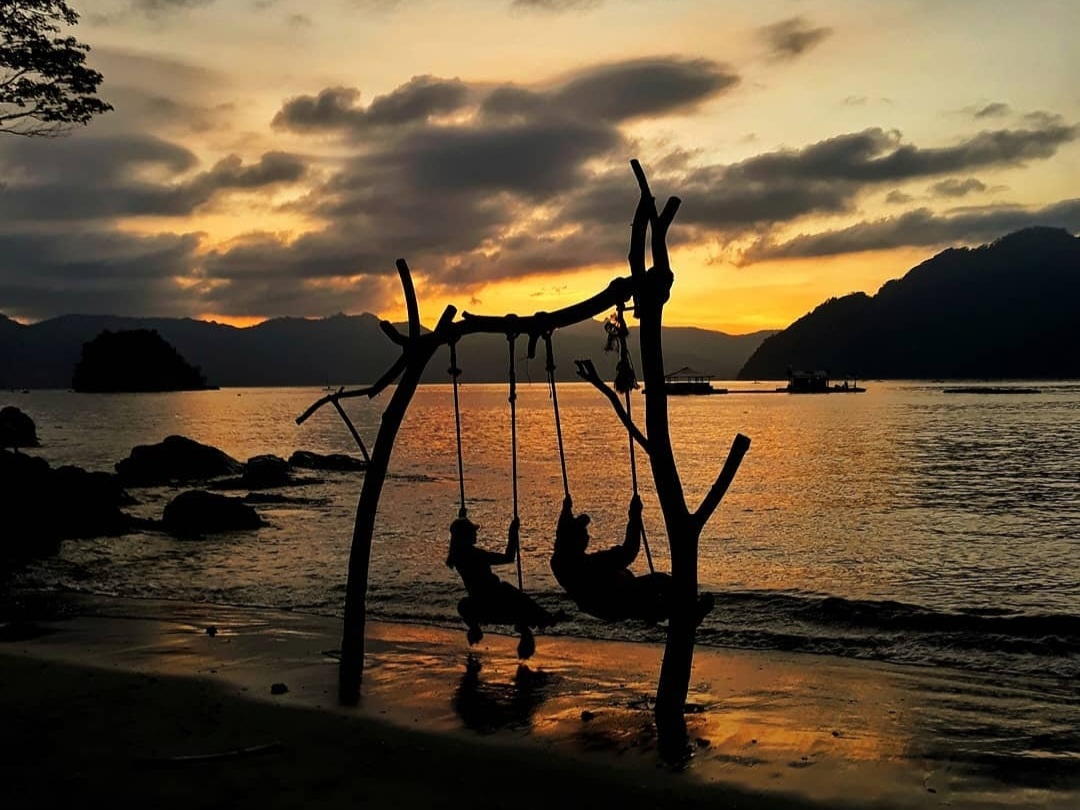 Senja di Pantai Mutiara, Trenggalek