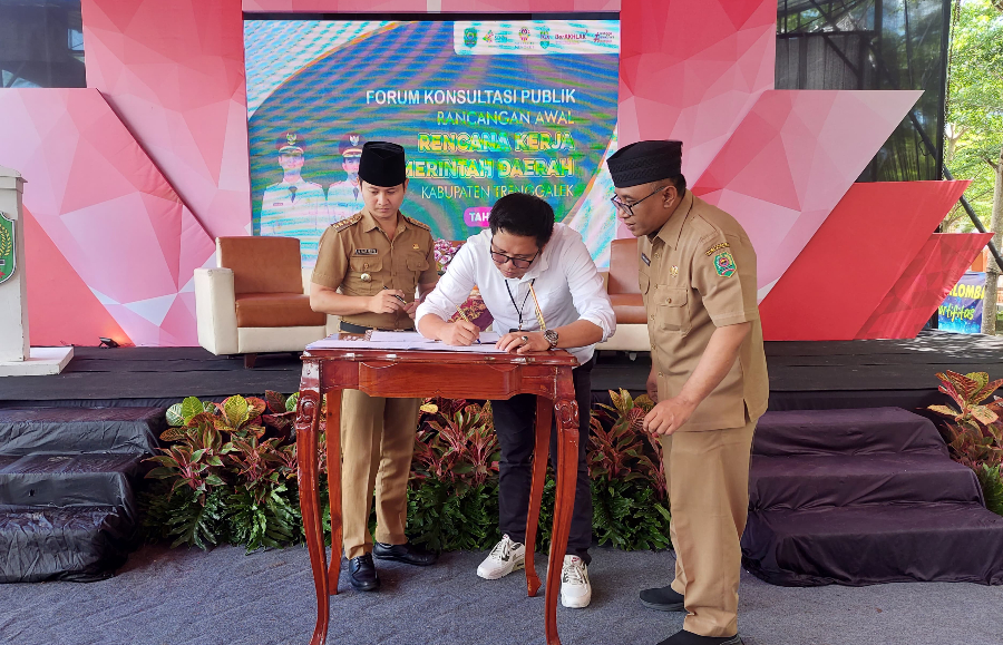 DISEPAKATI: Kepala BPJS Ketenagakerjaan Blitar, Hendra Elvian (tengah berbaju putih) dan Bupati Trenggalek, Mochamad Nur Arifin (samping kiri) menandatangani nota kesepakatan terkait jaminan sosial