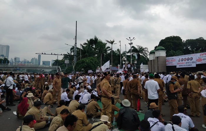 Ratusan Kades Memadati Kantor DPR RI