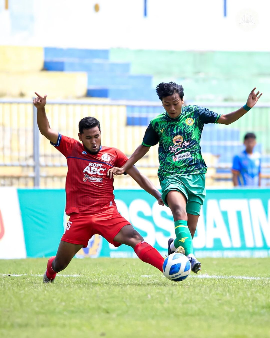 BANYAK EVALUASI: Pemain Perseta 1970 coba menghindari kejaran pemain NZR Sumbersari di matchday terakhir grup LL Liga 3 Jatim.