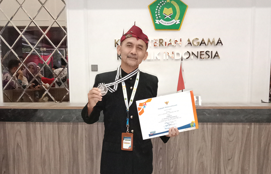 MEMBANGGAKAN: Kepala MTsN 8 Tulungagung H Suyoko MKPd, meraih prestasi tingkat nasional Juara 2 Anugerah Guru dan Tenaga Kependidikan Berdedikatif 2023.