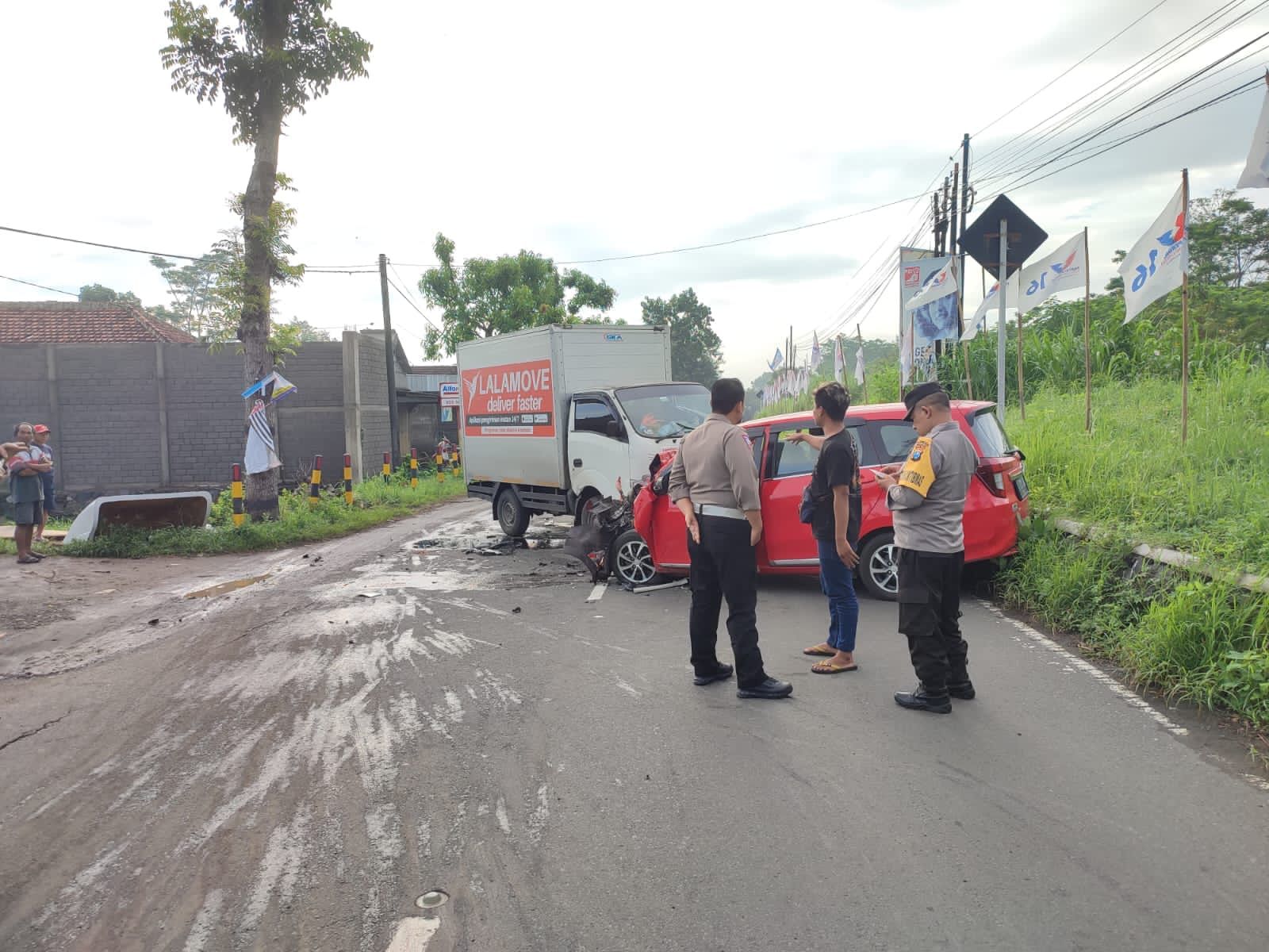 Kecelakaan adu banteng di Ngantru Tulungagung, ibu dan balita 21 hari jadi korban.