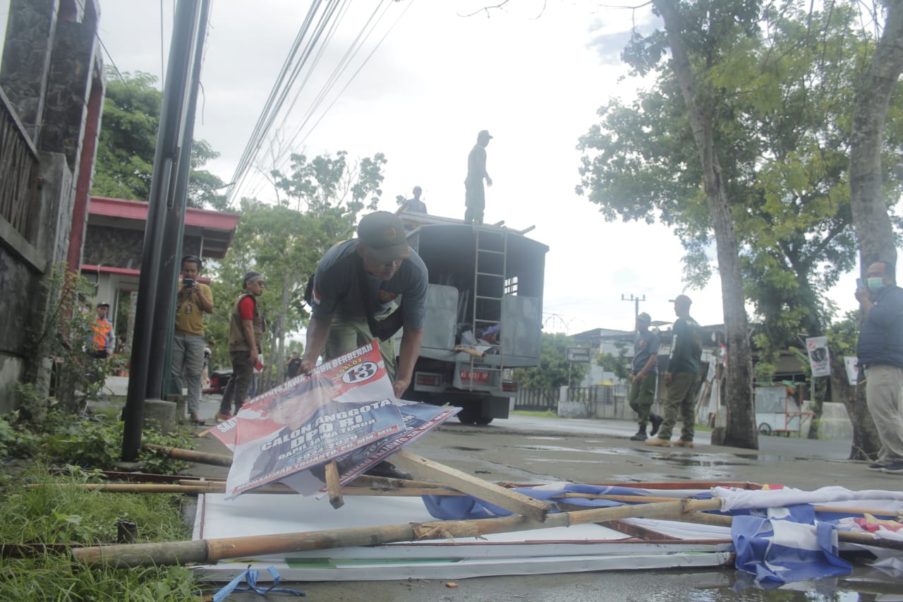 Salah satu APK di Kabupaten Tulungagung yang dicopot karena terindikasi kesalahan dalam pemasangannya.