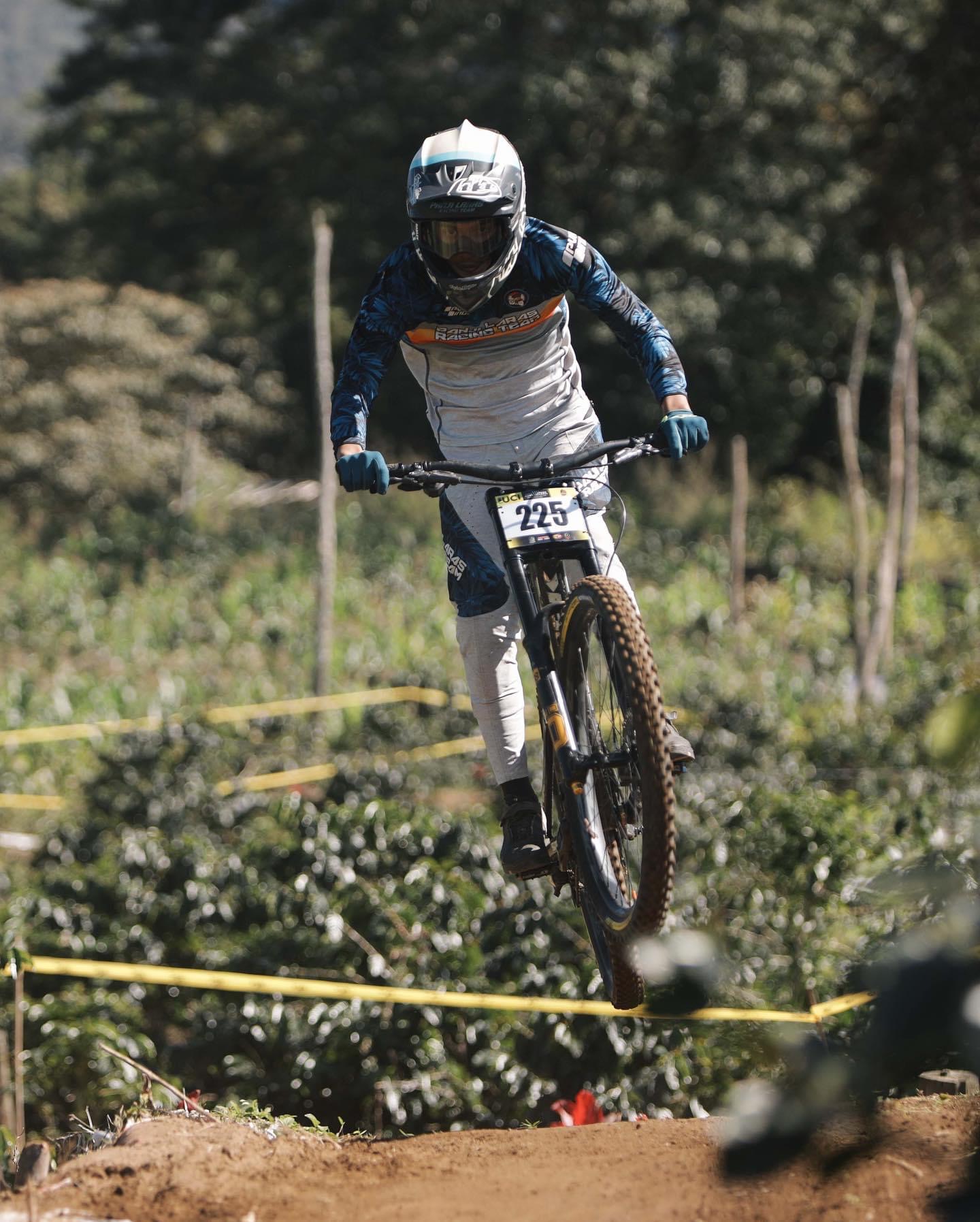 TAK ASAL CEPAT: Mohammad Azkiyaul Hayyi ketika mengikuti kejuaraan downhill, yang membuatnya memiliki pengalaman untuk menghadapi tiap jenis lintasan