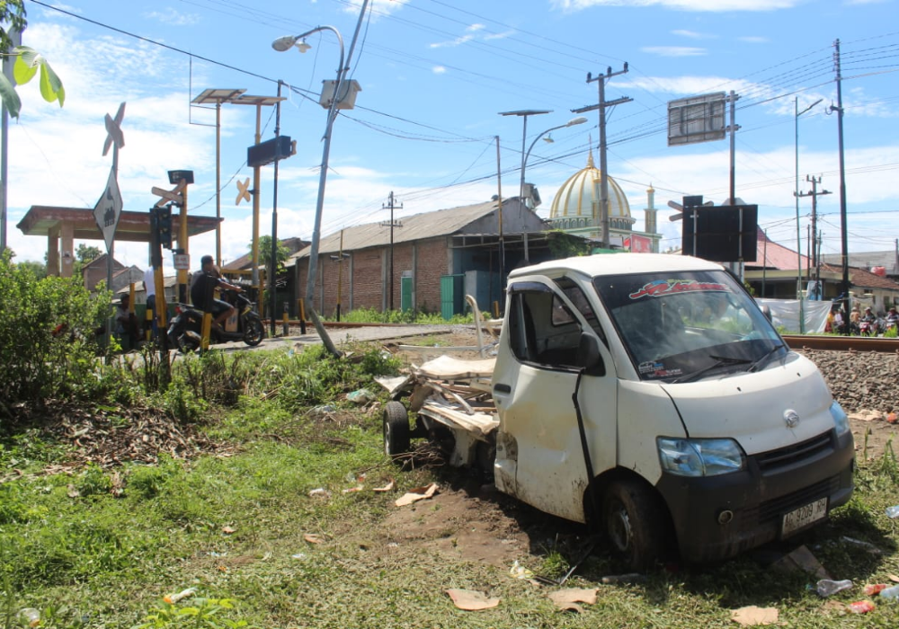 Kecelakaan kereta api dengan pikap di perlintasan KA tanpa palang pintu, Kecamatan Rejotangan, Tulungagung.