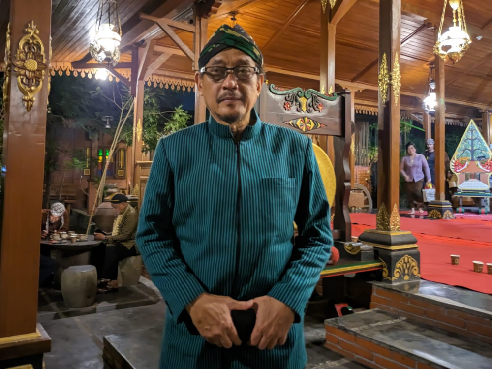 Pensiunan TNI AL Harry Yuwono mendikasikan diri untuk mengembangkan seni budaya di Tulungagung.