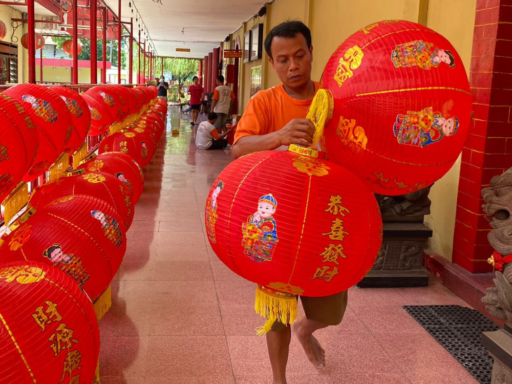 Puluhan lampion siap percantik Kelenteng Tjoe Tik Kiong Tulungagung saat tahun baru imlek 2024.