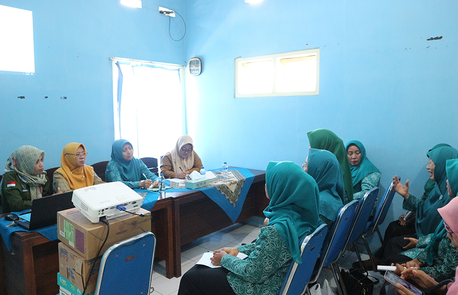 BANYAK MANFAAT: Ketua Muspadi Kecamatan Gondang, Erika Widyasari (tiga dari kiri) dalam pelaksanaan Muspadi di Gedung Balai Penyuluhan Keluarga Berencana Kecamatan Gondang, pada Senin (5/2).