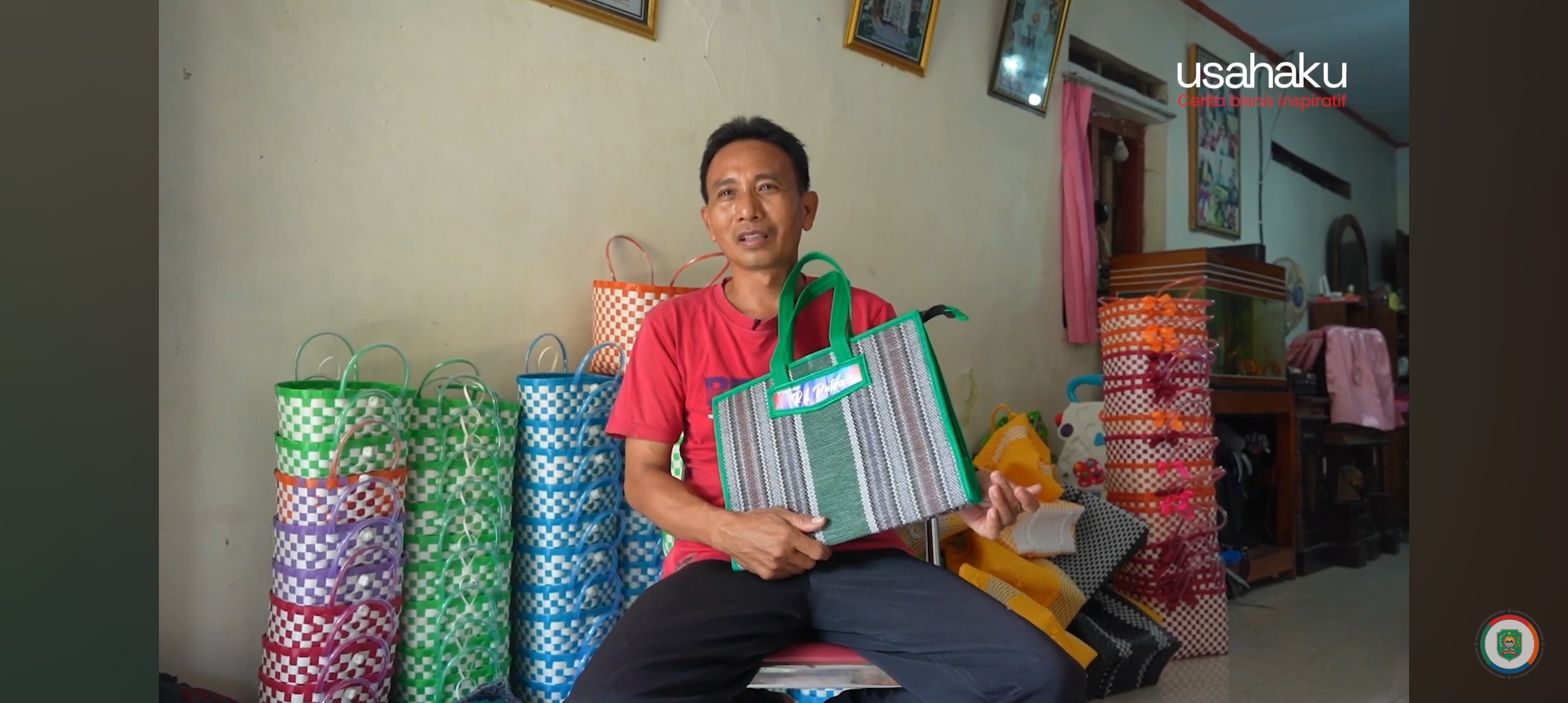 Suparman, pengrajin tas menunjukkan tas tikar hasil produksinya