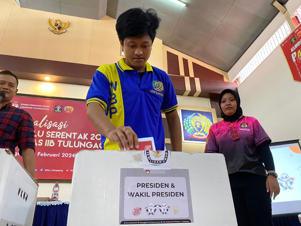 Salah satu warga binaan di Lapas Kelas IIB Tulunagagung sedang mengikuti simulasi penggunaan hak suara.