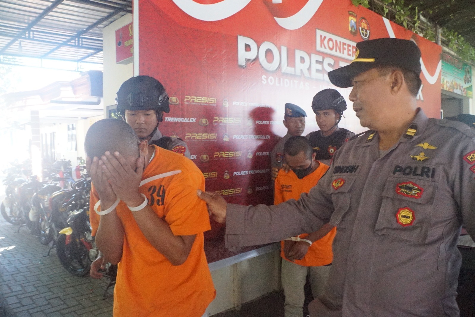 AS saat dikeler polisi. dia terjerat kasus pelecehan seksual terhadap muridnya.