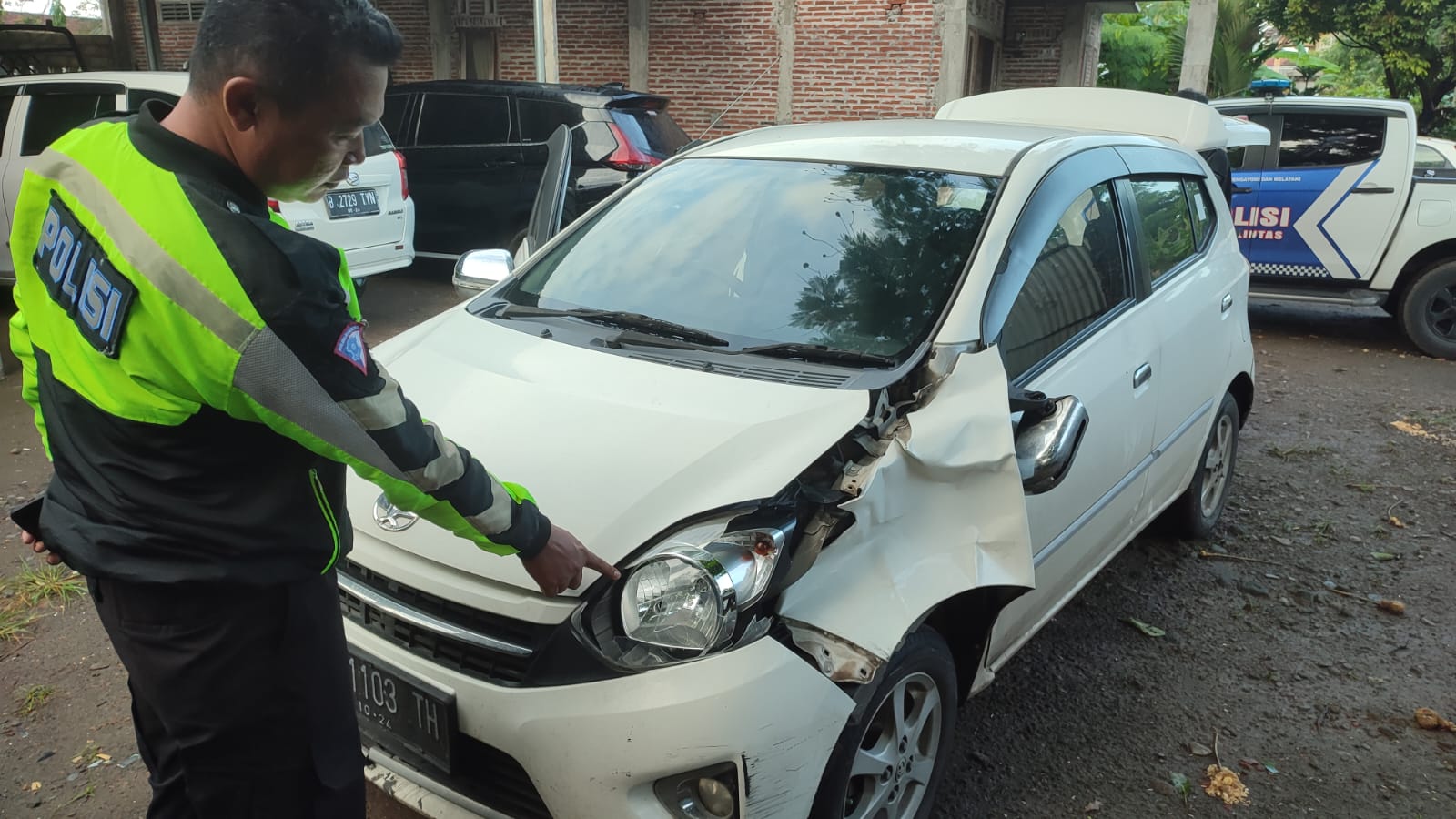 Polisi melakukan olah TKP mobil Toyota Agya yang menabrak pejalan kaki di Tulungagung.