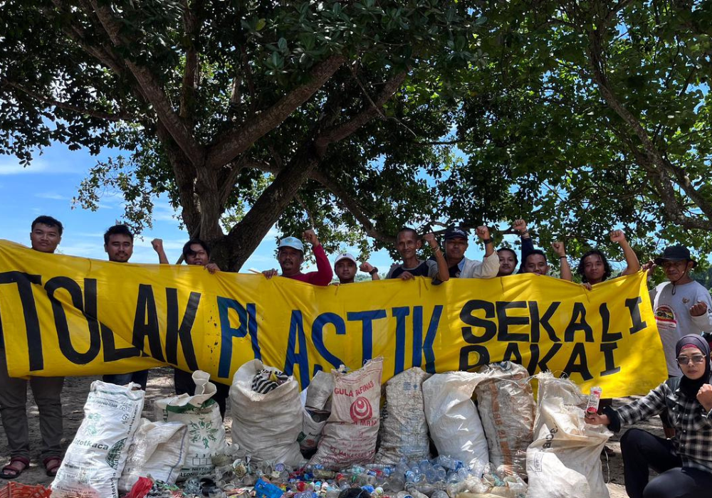 KOMPAK: Pegiat lingkungan gotong royong membersihkan sampah di Pantai Gerangan, Tulungagung.