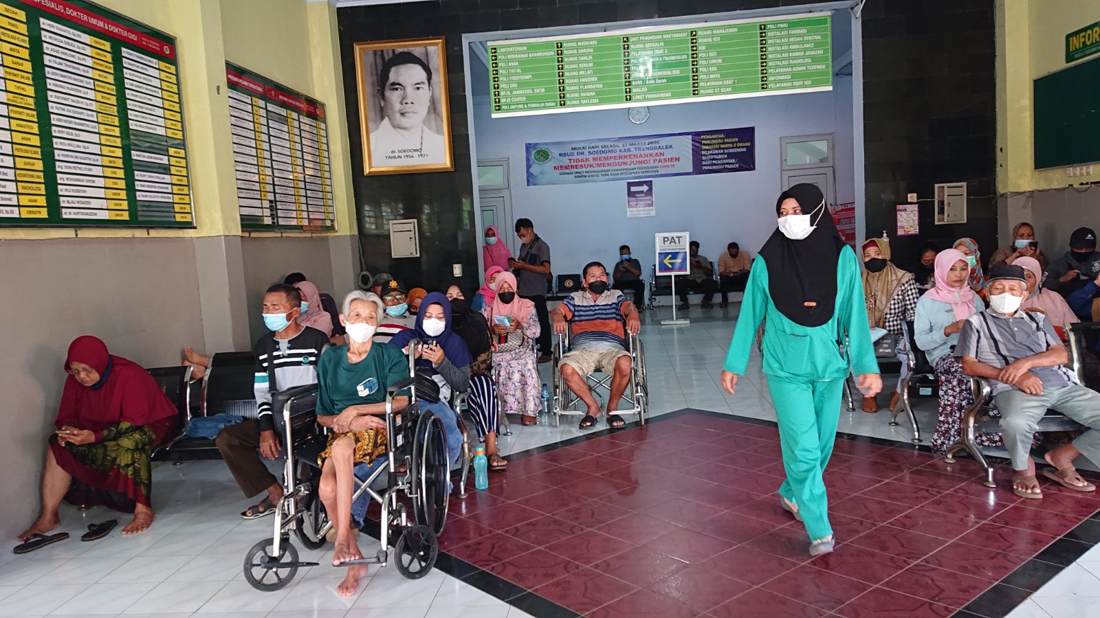 BERI PELAYANAN: Pasien di RSUD dr Soedomo Trenggalek mengantre menunggu giliran perawatan di poliklinik rawat jalan.