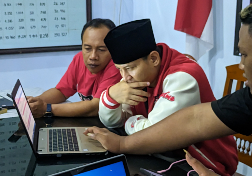 Ketua DPC PDI Perjuangan Trenggalek Mochamad Nur Arifin memantau update perolehan suara di Kamar Hitung Kandang Banteng.