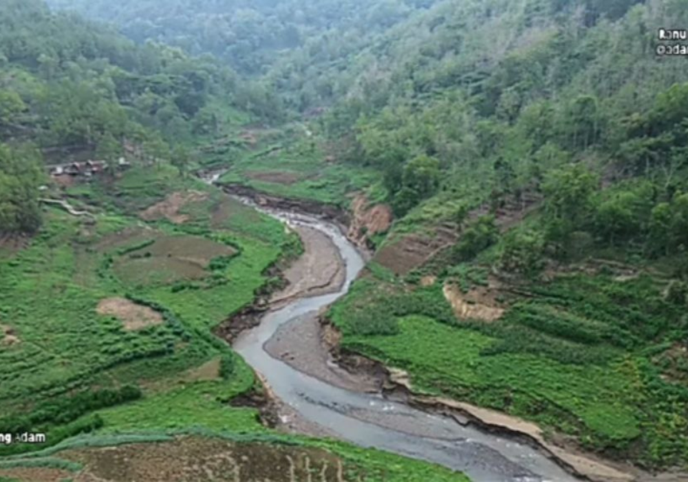 Aliran air dari Waduk Wonorejo menuju Ranu Gumbolo Yang menyurut. Terlihat dari tangkapan Kamera Drone.
